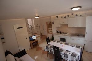 Kuchyňa alebo kuchynka v ubytovaní Apartmani Loreta