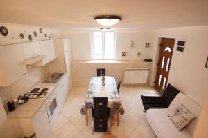 Kuchyňa alebo kuchynka v ubytovaní Apartmani Loreta