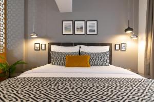 una camera da letto con un grande letto con un cuscino giallo di F & B Collection - Seaview MiniLux a Salonicco