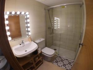 Kúpeľňa v ubytovaní Apartamento a primera linea de mar en platja d’aro + 18 fotografií
