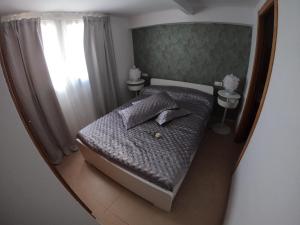 niewielka sypialnia z łóżkiem i oknem w obiekcie Apartamento a primera linea de mar en platja d’aro w mieście Platja  d'Aro