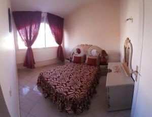 1 dormitorio con cama y ventana en Votre Maison de vacances en bord de mer - Harhoura, en Rabat