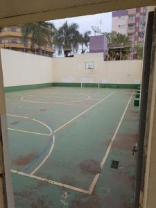 an empty tennis court with a basketball hoop at Apartamento Caldas in Caldas Novas