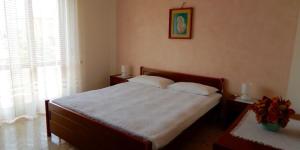 - une chambre avec un lit et 2 oreillers dans l'établissement S120 - Sirolo, ampio trilocale con terrazzo panoramico, à Sirolo