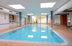 uma grande piscina interior num edifício em Seehotel Grossherzog von Mecklenburg em Boltenhagen