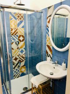 bagno con lavandino e doccia di Asmara 10 a Trapani