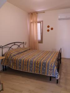 サンタンティーオコにあるCasa Vacanze La Pintaderaの部屋にベッドがある寝室