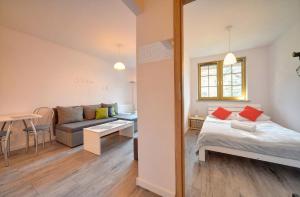 Posteľ alebo postele v izbe v ubytovaní Apartamenty EverySky - Osiedle Podgórze 1D