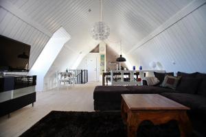 uma sala de estar com um sofá e uma mesa em Wingårdhs B&B Österlen em Löderup