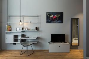 Una televisión o centro de entretenimiento en Hostellerie du Grünewald