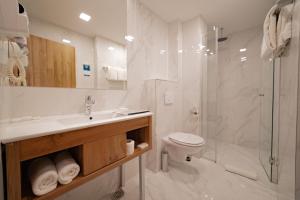 Koupelna v ubytování MARK Hotel