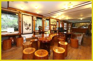 台東市にあるTaitung Garden Cabinの木製のスツール、テーブル、椅子が備わるレストラン