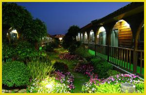 un giardino con fiori e piante in un edificio di Taitung Garden Cabin a Città di Taitung