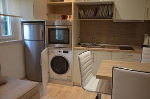 een keuken met een koelkast en een wasmachine bij Agias Sofias Apartment Corfu in Corfu-stad