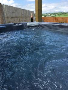 Bassein majutusasutuses Roe Valley Cottage - LA Spa Hot Tub või selle lähedal