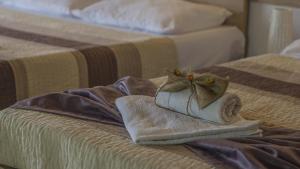 um par de camas com toalhas em Resort Big House Plitvička jezera em Ličko Petrovo Selo