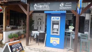キサモスにあるHostel Stylianos Kissamosのレストラン前に座るATM機