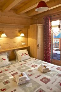Postel nebo postele na pokoji v ubytování Hôtel L'Accroche Coeur