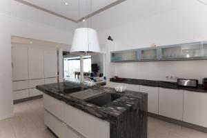 Kitchen o kitchenette sa Dream Villa Orient Bay 570