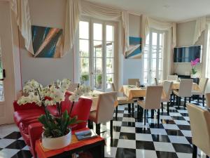 斯特雷薩的住宿－Hotel Residence La Luna Nel Porto，餐厅拥有黑白的格子地板