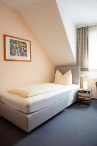 Un pat sau paturi într-o cameră la Mittelrhein Pension