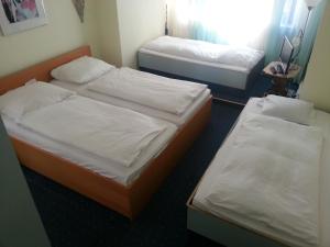 เตียงในห้องที่ Hotelgarni Frankfurt