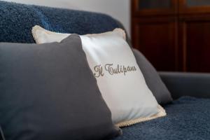 A bed or beds in a room at Il Tulipano - Appartamento al centro di Vico Equense