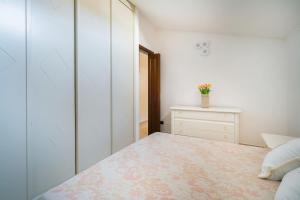 A bed or beds in a room at Il Tulipano - Appartamento al centro di Vico Equense
