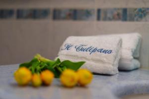 A bed or beds in a room at Il Tulipano - Appartamento al centro di Vico Equense