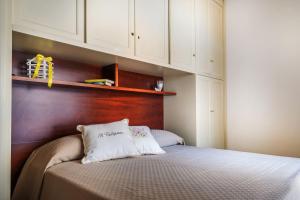 A bed or beds in a room at Il Tulipano - Appartamento al centro di Vico Equense