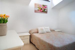 A bed or beds in a room at Il Tulipano - Appartamento al centro di Vico Equense