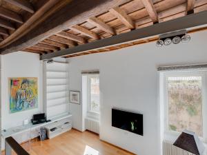 Televízia a/alebo spoločenská miestnosť v ubytovaní Loft in Trastevere