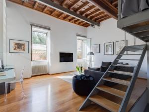 Televízia a/alebo spoločenská miestnosť v ubytovaní Loft in Trastevere