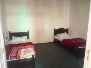 Habitación con 2 camas en una habitación en Four Seasons Guest House Hunza, en Hunza