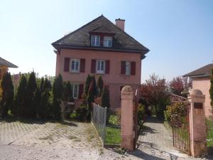 una casa con una puerta delante de ella en Chambres meublées Prilly - Lausanne, en Prilly