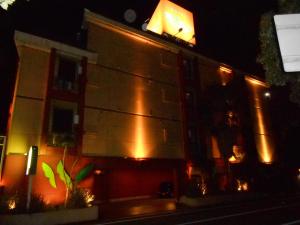 un edificio con luces de noche. en Hotel Regina, en Kashiwa