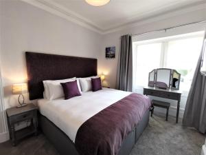 Un dormitorio con una cama grande y una ventana en No 48 Castle View, en Inverness