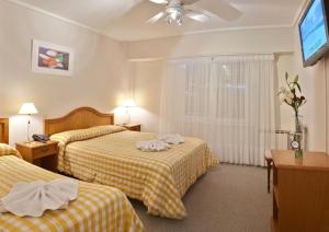 Una cama o camas en una habitación de Garden Hotel