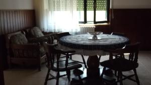 een kamer met een tafel en stoelen en een bank bij Solimarina in Alghero