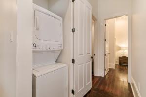 Modern 2BR on Carondelet by Hosteeva