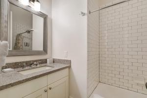 Modern 2BR on Carondelet by Hosteeva