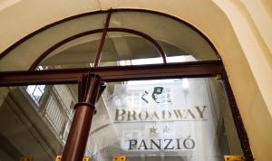 Broadway City Guesthouse的证书、奖牌、标识或其他文件