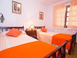 A bed or beds in a room at 2BR Beach House - Solarium & Shower Terrace - 12