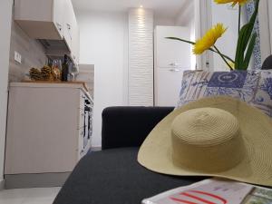 ジャルディーニ・ナクソスにあるMartin Holiday Apartmentsの藁帽子 +17枚の写真