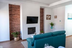 a living room filled with furniture and a fire place at Apartamentos Cantarería, Jazmín. in Setenil