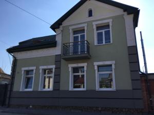 uma casa com uma varanda ao lado em Hotel Rafinad em Lviv