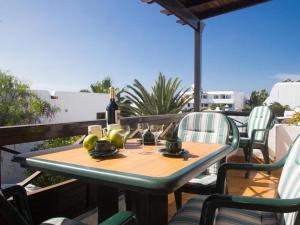 A balcony or terrace at 2BR Beach House - Solarium & Shower Terrace - 12