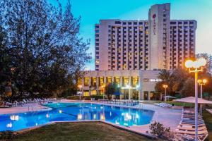 Bazén v ubytování Ramada Jerusalem Hotel nebo v jeho okolí