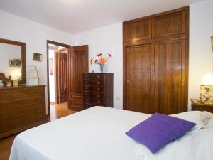 A bed or beds in a room at 2BR Beach House - Solarium & Shower Terrace - 12