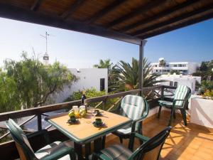 A balcony or terrace at 2BR Beach House - Solarium & Shower Terrace - 12